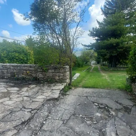 04 Luberon 3 8 Personnes Vachères